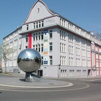 Elsbach Haus mit Kugel-Skulptur