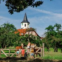 Nikolauskirche Oberwälden im Hintergrund