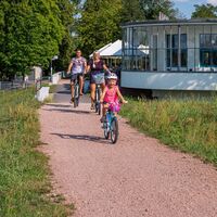 Familie mit dem Rad am Kornhaus Dessau