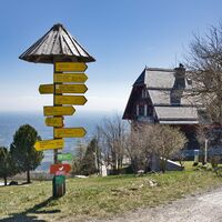 Wegweiser im Hintergrund Stubenberghaus