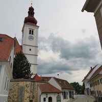 Blick von der Greißlerei DeMerin zur Pfarrkirche