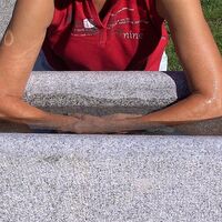 Armbad im Granittrog