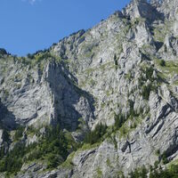 nochmal der Blick zur beeindruckenden Wand - rechts oben die Rosslochhöhle