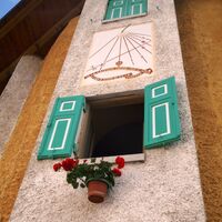 Sonnenuhr im Pieves Zentrum
