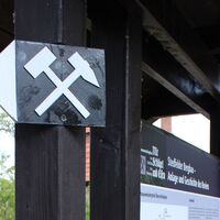 Symbol des Stedtfelder Bergbaulehrpfades an der Station 0 am Stedtfelder Schloss