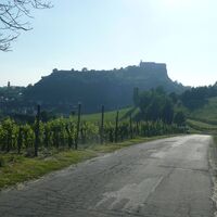 die Riegersburg naht spätnachmittags