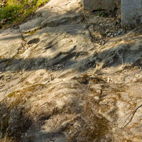 Am Fuß des Bildstocks der Felsen mit dem Fußabdruck des hl. Zeno