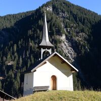 Die Kapelle in der Siedlung Val am Etappenziel