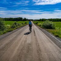 Radfahrer auf einer Schotterstraße