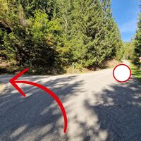 Bei dieser Kreuzung verlassen wir die Asphaltstraße und biegen links ab.