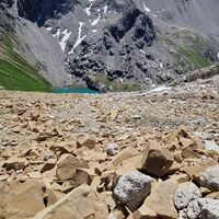 Beim Abstieg auf dem Normalweg von der Kofelseespitze über blockiges, rötliches Gestein