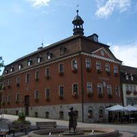 Am Marktplatz passieren wir das historische Rathaus von Bad Salzungen.
