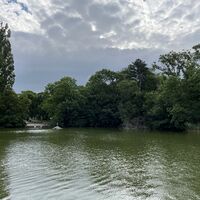 .. zum Konstantinteich. Dahinter der gleichnamige Hügel. Hochalpiner Bereich des Praters mit 170m üdM!