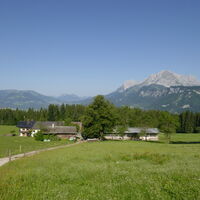 am Hof vorbei, im Hintergrund das Kaisergebirge