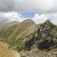 immer wieder mal mit Felsen gespickt
