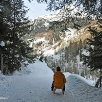 Und plötzlich öffnet sich die Sicht ins Tal . . .