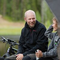 Radfahrer an der Schutzhütte Karhulampi in Salla