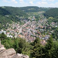 Blick von der Burgruine Hohenschramberg auf die Talstadt
