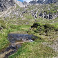 Wasser tanken beim Abstieg, ein schönes Plätzchen.