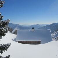 Die tiefverschneite Häuslalmhütte