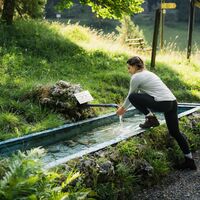 Wanderin an der Schlichemquelle