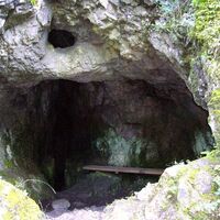 Großer Hermannstein mit Höhle