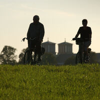 Radfahrer vor den Toren von Rees