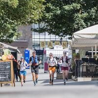 Trailrunning in der Region Seefeld - Gruppe läuft in Seefeld - Fußgängerzone.jpg