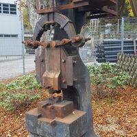 Schmiedehammer am ehemaligen Geländer der Firma Kühne