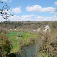 Aussicht zu Felsen und Donauauen