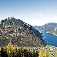 Herbstliche Aussicht vom Alpengasthaus Karwendel mit Blick auf den Achensee und die farbenprächtige Umgebung.