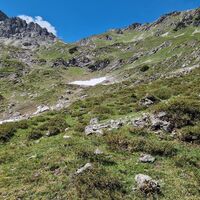 Weiter oben wird es flacher, das Joch in der Bildmitte ist schon zu sehen.