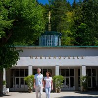 Bad Elster Paar vor Marienquelle