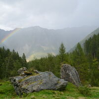 leichter Nieselregen beim Abstieg beschert mir noch einen schönen Regenbogen