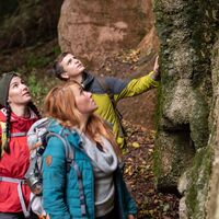 Wanderer am ehemaligen Steinbruch auf dem Wanderweg "Rund um Dalem"