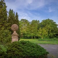 Volkspark Genthin mit Kugelsonnenuhr