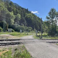 Hier über die Gleise und weiter am Radl- und Fußweg