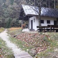 Waldkapelle mit Rastplatz