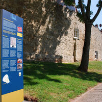Stadtmauer mit Infotafel