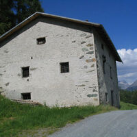Eine Hütte aus Stein und Mauerwerk neben dem Weg