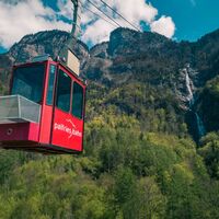 Allein schon die Bergfahrt über die Wasserfälle des Ragnatscherbaches, die steilen Felswände, Baumwipfel und Wiesen sind eine Fahrt mit der Seilbahn wert.