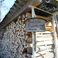Wegweiser zur Hubertuskapelle