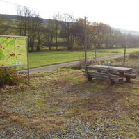 Parkplatz mit Wandertafel an der L352