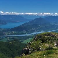 Blick auf den Lac du Bourget und die Rhône vom Felsen Chanduraz am Grand Colombier