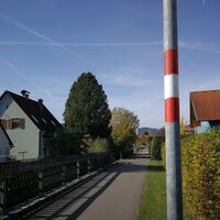 Ein eigener Fußgängerweg führt direkt ins Zentrum von Weißkirchen.
