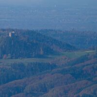 Blick vom Brandenkopfturm zur Burgruine Hohengeroldseck (13 km)