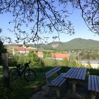 Rastplatz in Trautmannsdorf am Kunst &amp; Kraft Wanderweg mit Blick auf den Gleichenberger Kogel