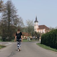 Blick auf die Kirche entland des Weges