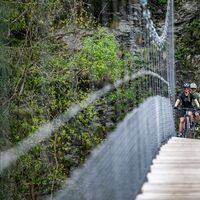 Die Hängebrücke in der Val da Tersnaus. Vor und nach der Brücke muss kurz geschoben werden. Auf der Brücke? Besser auch!