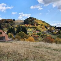 Wir umfahren den Hügel zum Tajch